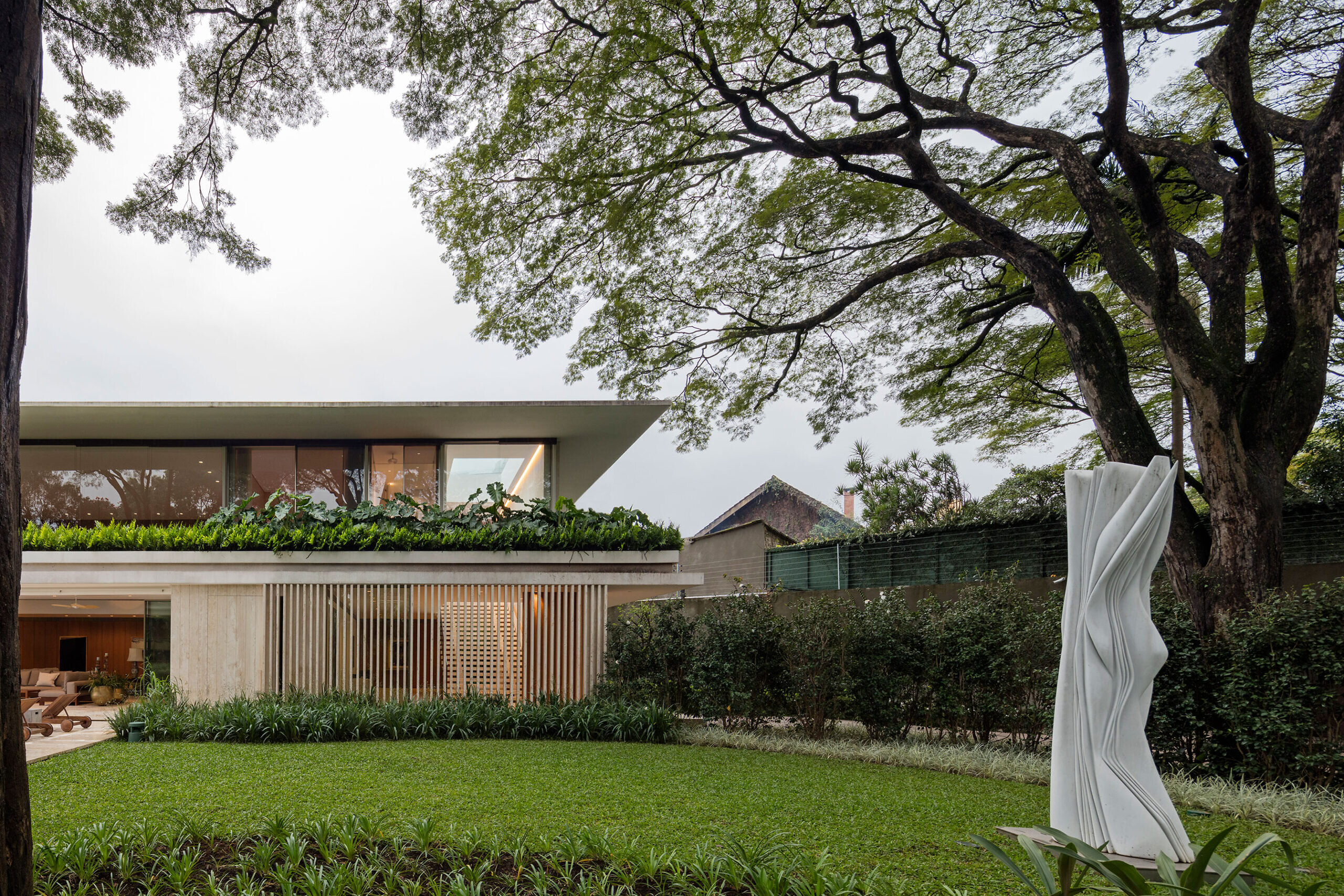 热（JE）居所 + 附属建筑

注：这里Ane·o推测可能是anexo （在葡萄牙语、西班牙语等语言里有附属建筑、附加物等意思 ），因根据现有信息难以百分百确认，若与实际不符，请补充更多背景信息 丨Cape VerdePaul丨Jacobsen Arquitetura-25