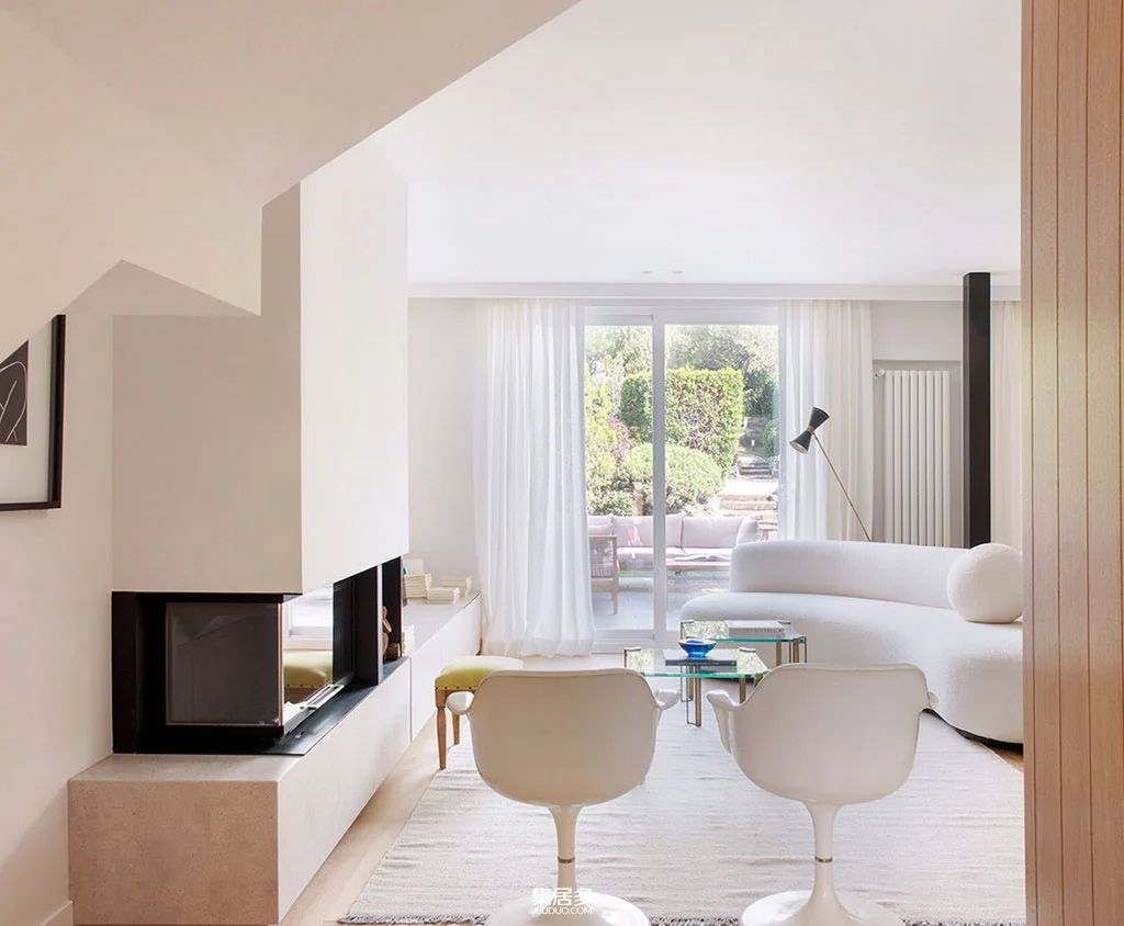 马德里郊区过时联排别墅的完美翻新-0