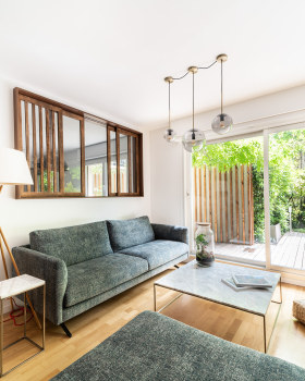 塞纳河畔讷伊以及花园旁（注：Neuilly sur Seine是法国巴黎的一个地名，一般固定译为塞纳河畔讷伊 ，sur Jardin直译为在花园上，结合语境理解为花园旁 ） 丨未明确,装饰设计为Stephanie Beaujard