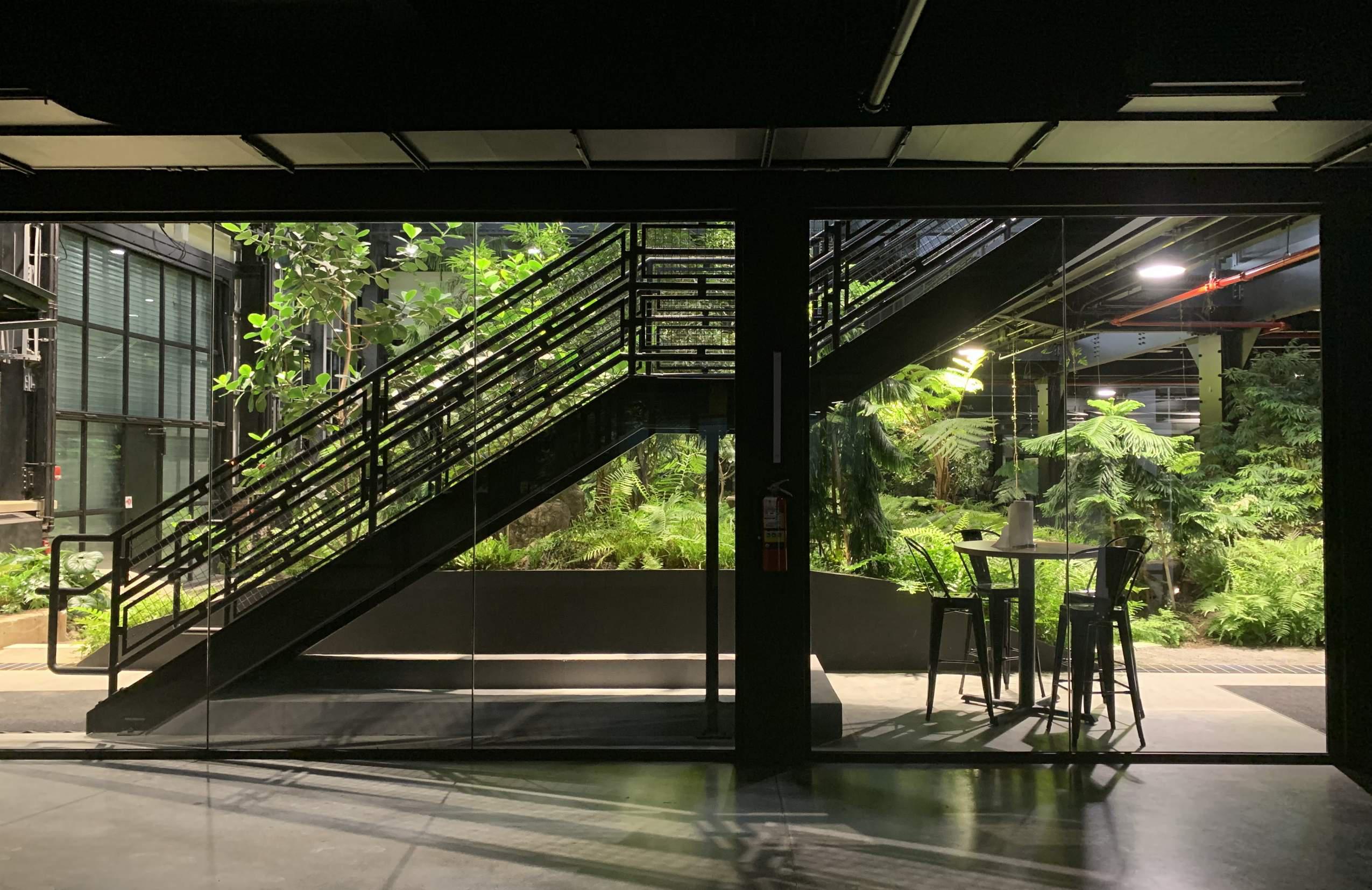 “最硬核”的办公空间改造，废弃海军造船厂中长出了一座封闭森林！-81