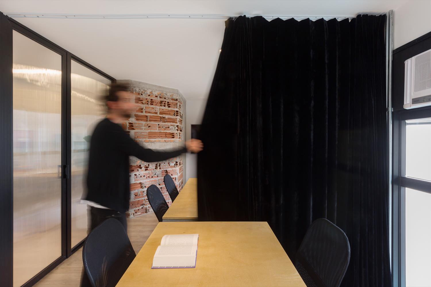 巴西 AE.digital 办公室 | 混凝土、木头与砖头的创意组合-11