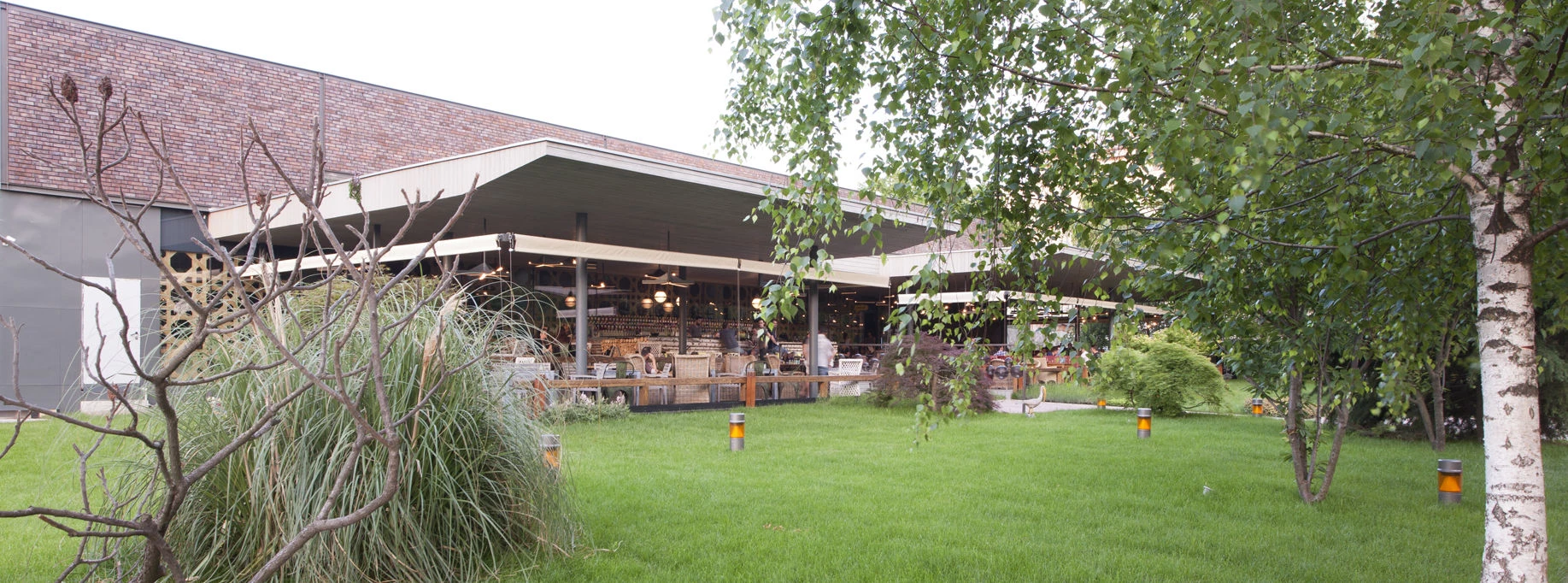 双面共生的罗马尼亚餐厅与俱乐部设计-17