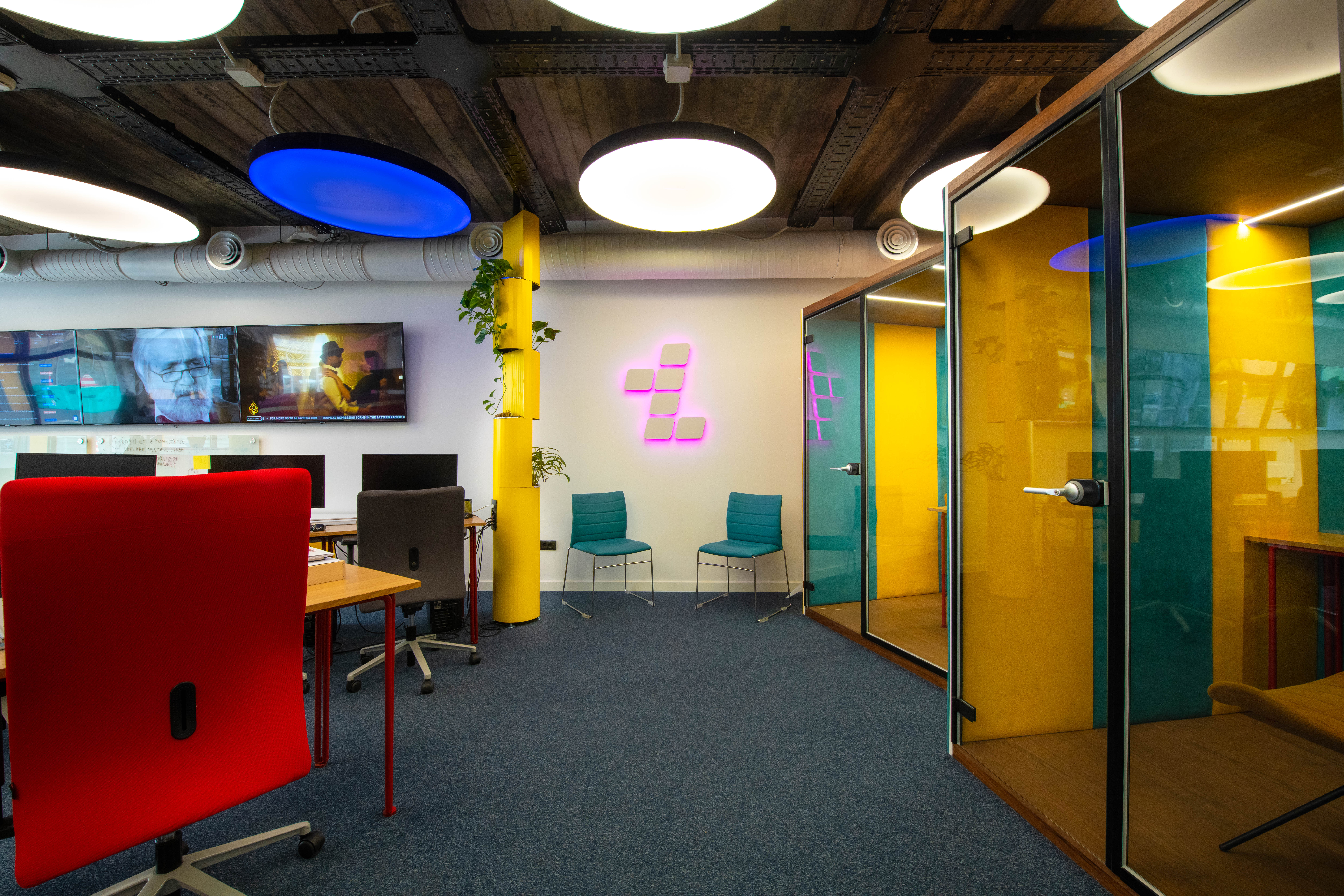 科技隐形的纽带——Telegrafi 办公室设计-14