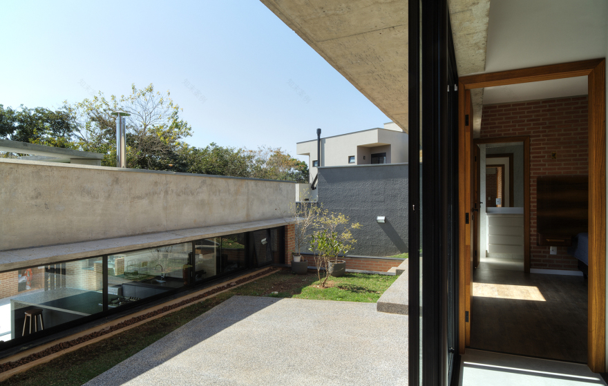 巴西 Centro Arquitetura APF House,融入自然的别墅设计-22
