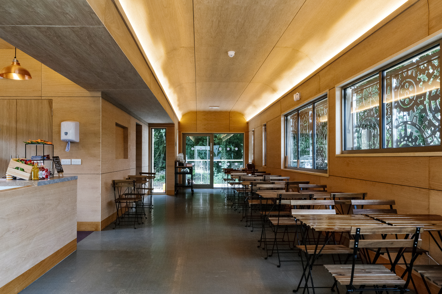 英国南安普敦新地标 · 火车车厢造型咖啡厅-14