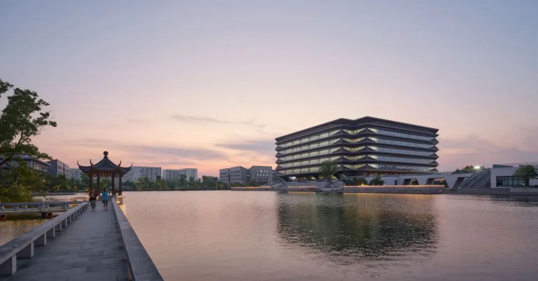 一阁挑江南,悬廊渡书舟:嘉兴大学图书信息中心-5