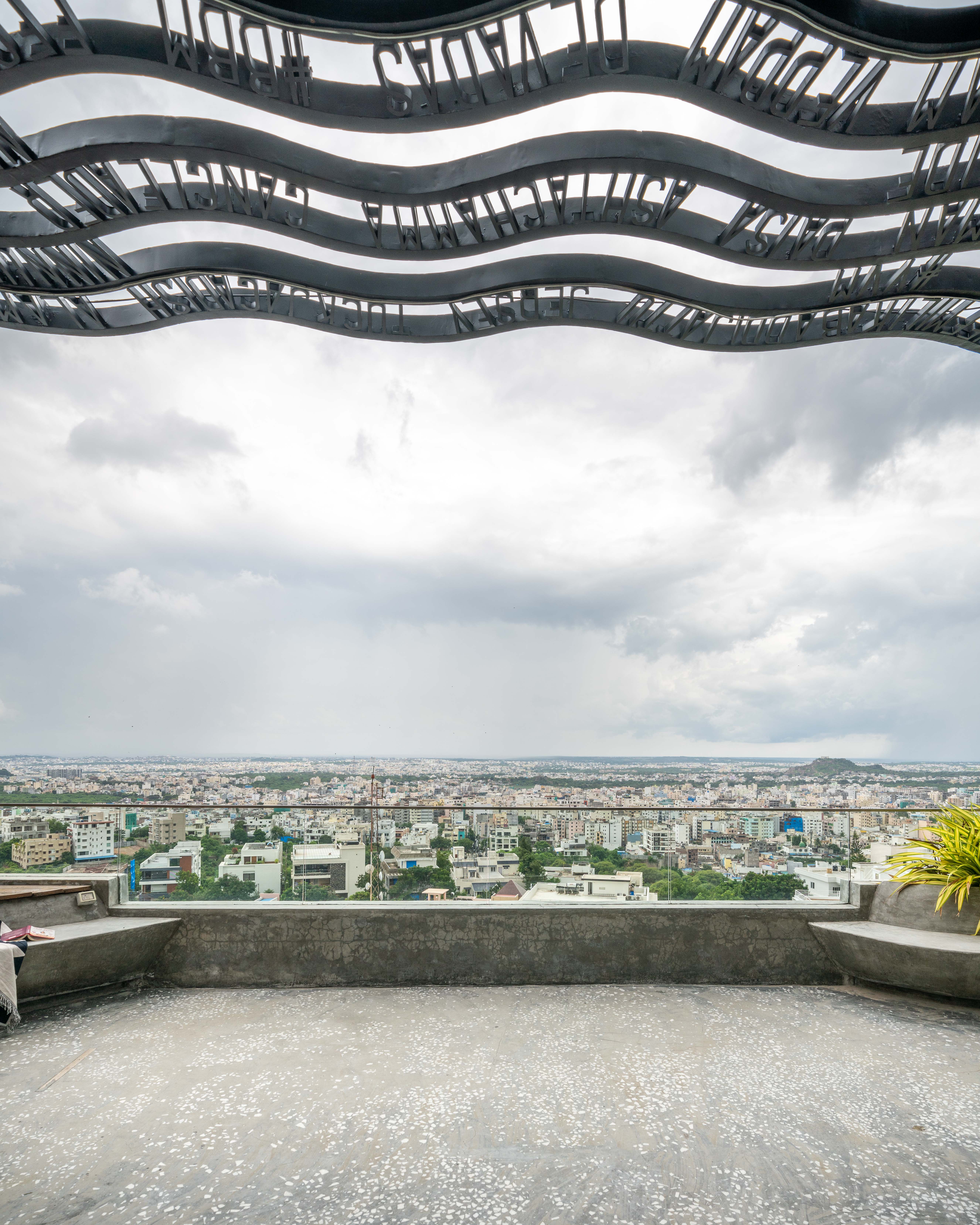 印度演员 Tollywood 的景观阳台住宅丨The Pinewood Studio-3