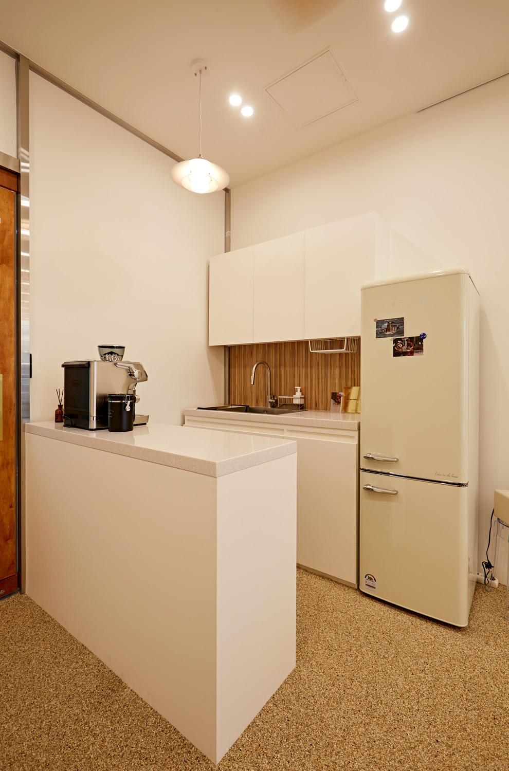 12 平米极简风小型办公空间设计-17