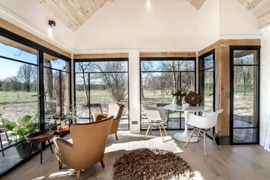 荷兰木屋假期 | 绿意盎然的现代设计-1