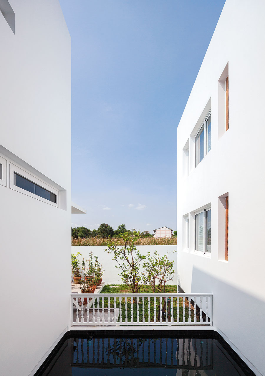 บ้านปูนผสมไม้ สไตล์โมเดิร์นที่เปิดใต้ถุงโล่งแบบไทยๆ-บ้านและสวน-6