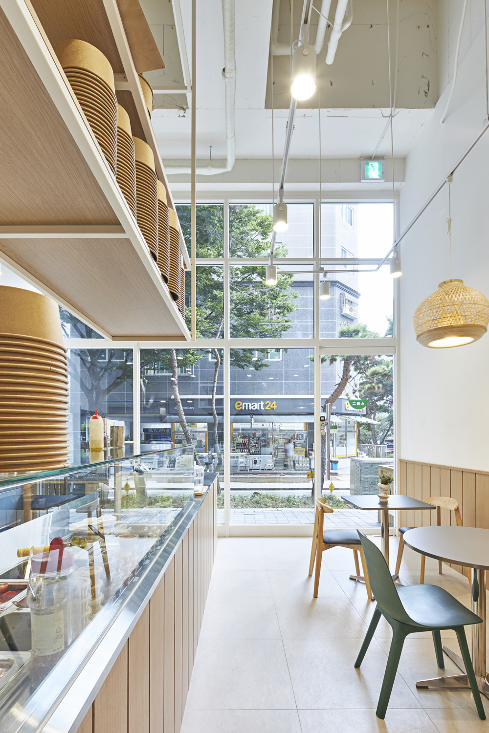 10 坪简约设计 白色木纹打造清爽咖啡厅-9