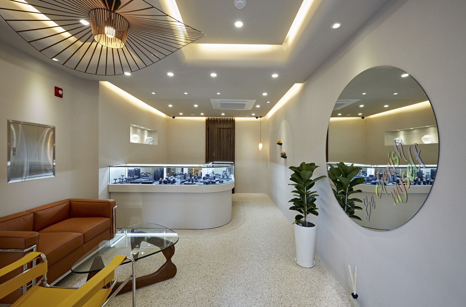 首尔 9 坪家居店，现代白色调的精致空间-6