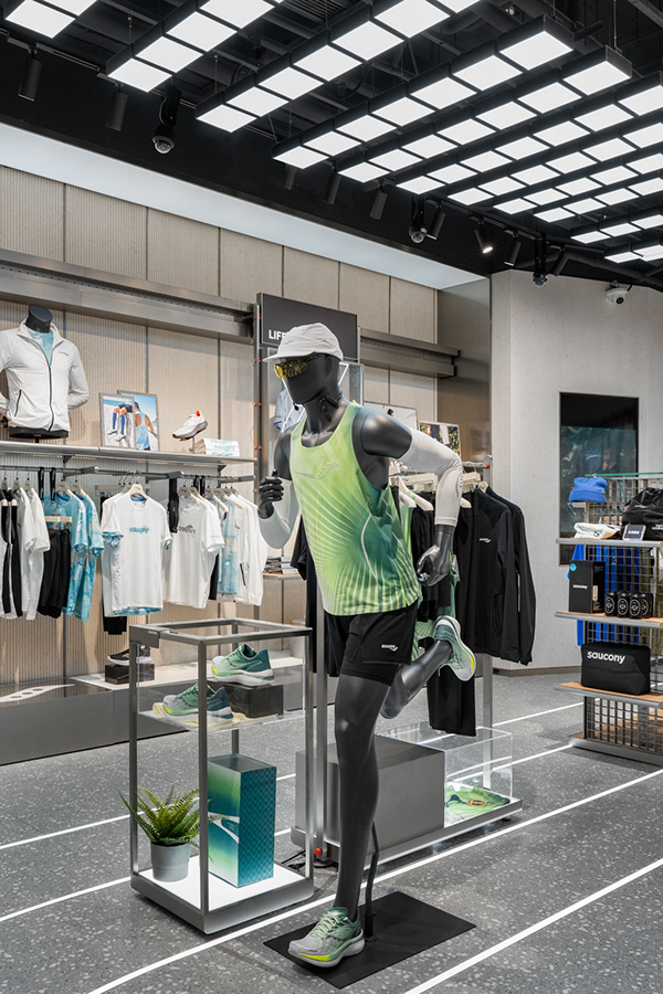 Saucony 新门店开业设计-45