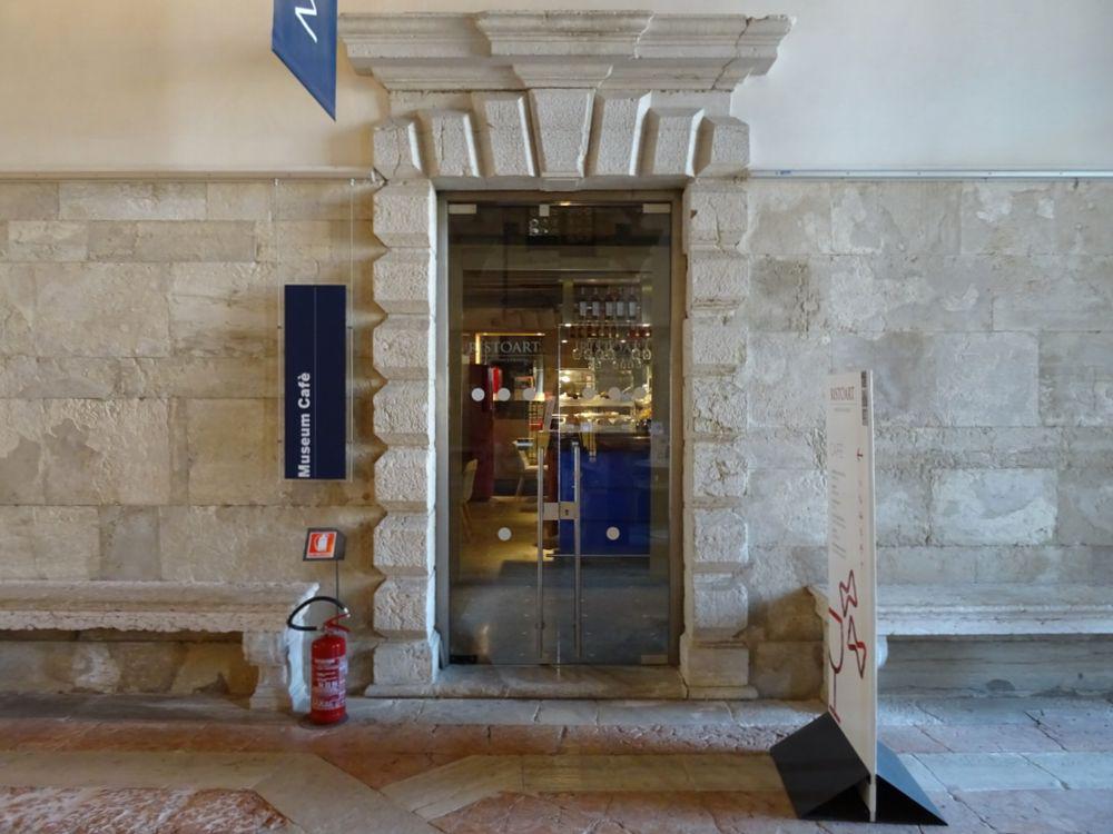 カ・ペーザロ | イタリア の建築【世界建築巡り】-49