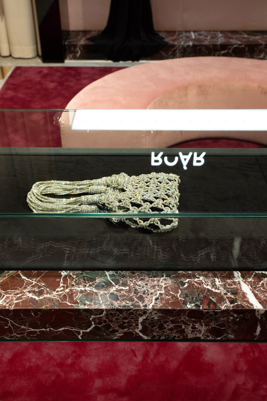 银座三越百货的咆哮角
注:TSUM常见指日本东京银座的三越百货(Mitsukoshi Ginza),这里推测 ROAR CORNER 指一个名为咆哮角的特定区域或角落具体也可结合实际场景进一步确定精准含义 丨DARYNA SHPURYK-14