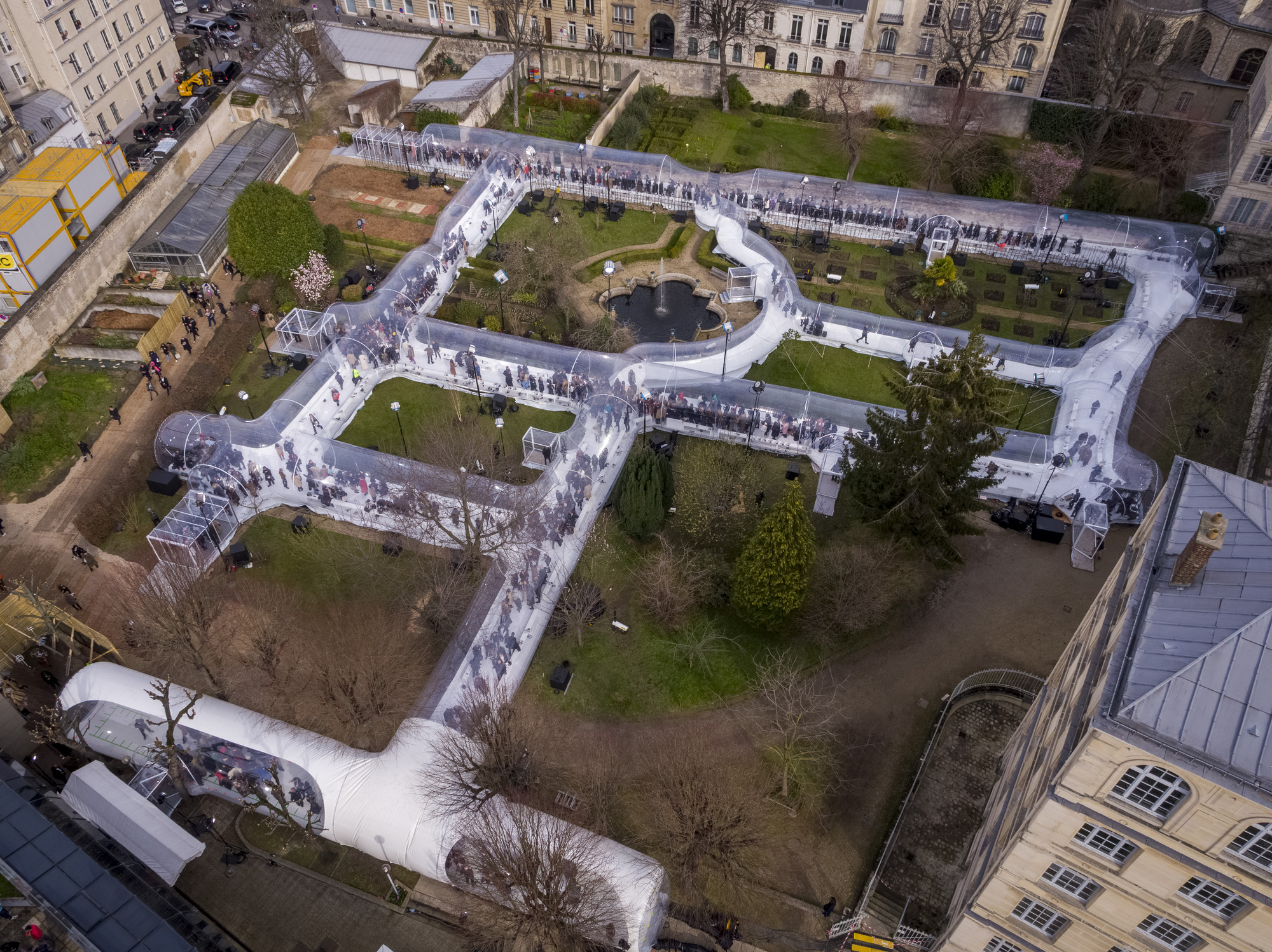 法国巴黎透明管道艺术装置丨Dosis-25