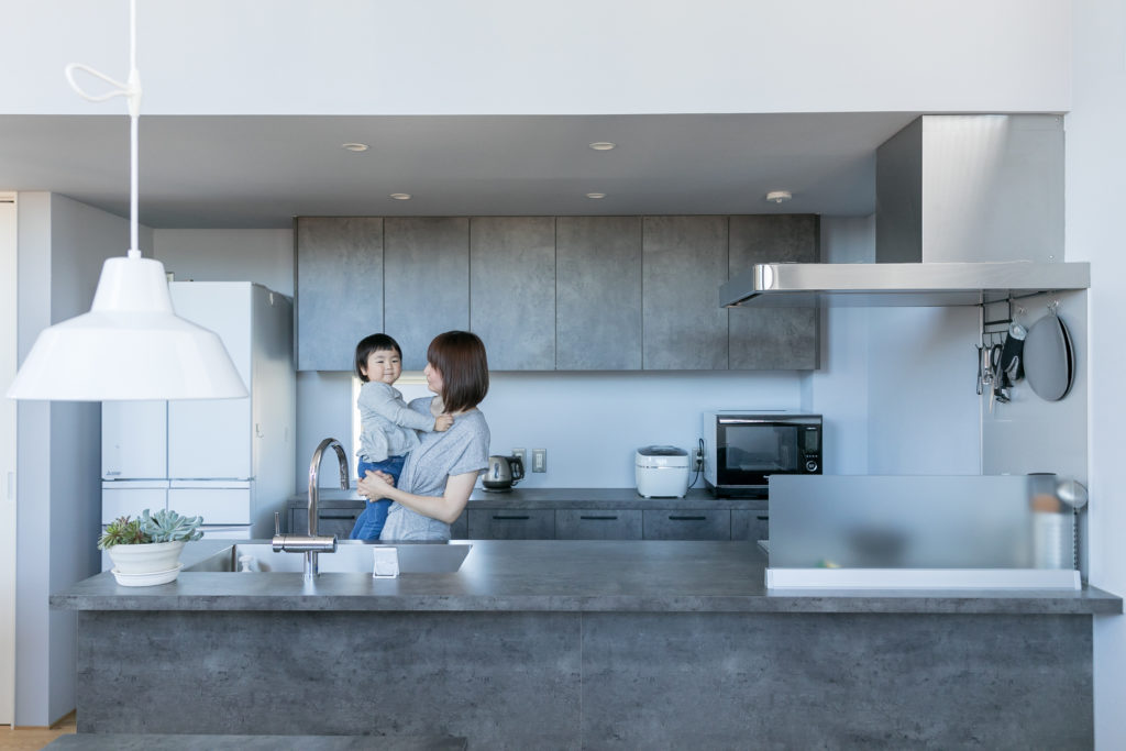 「大きな穴」が空間と家族をつなげる上下階をつなぐ吹き抜けがもたらす一体感温もりと開放感のある住まい | Style of Life | 100%LiFE-7