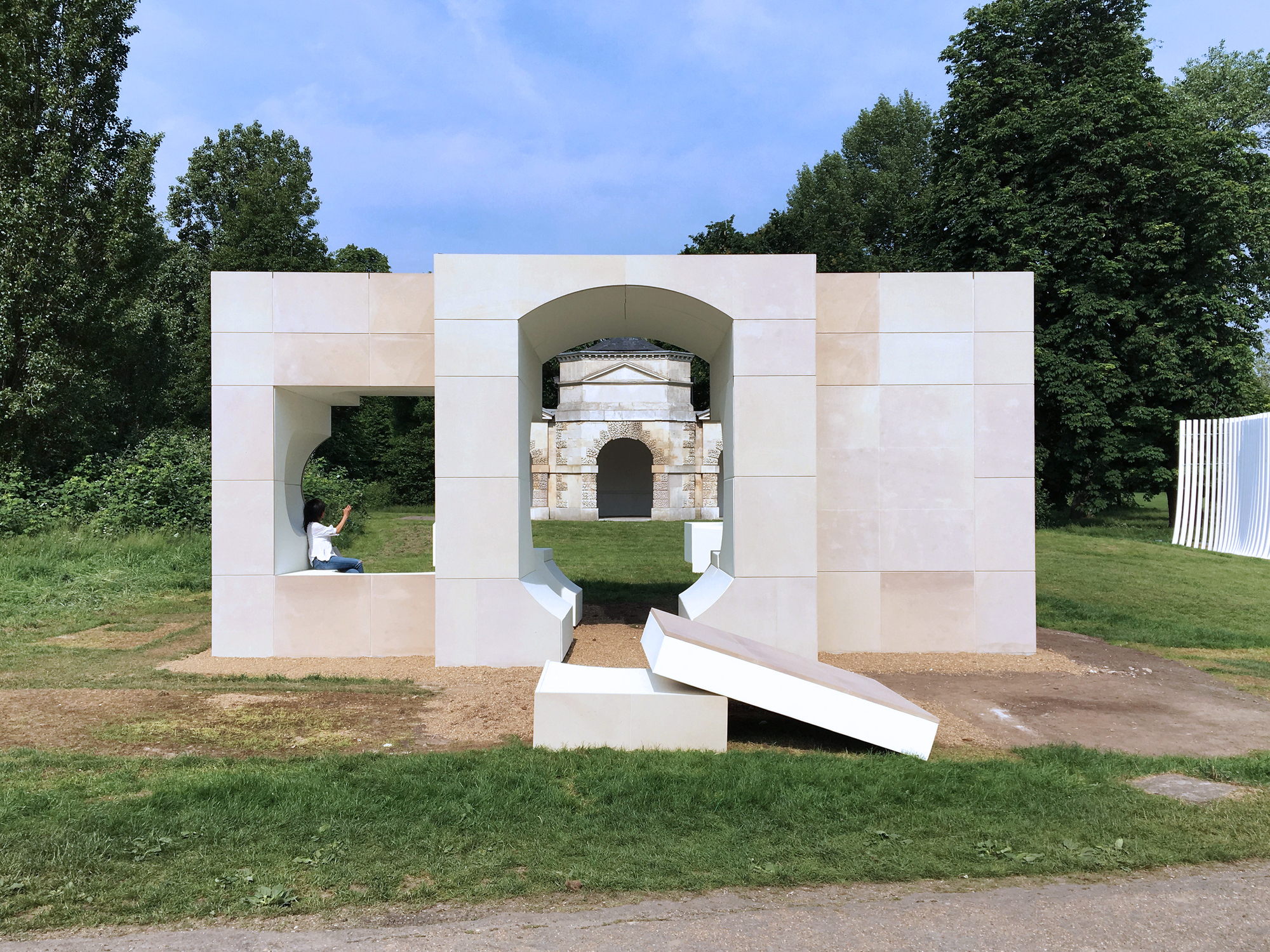 Serpentine Summer House Installation / NLÉ-18