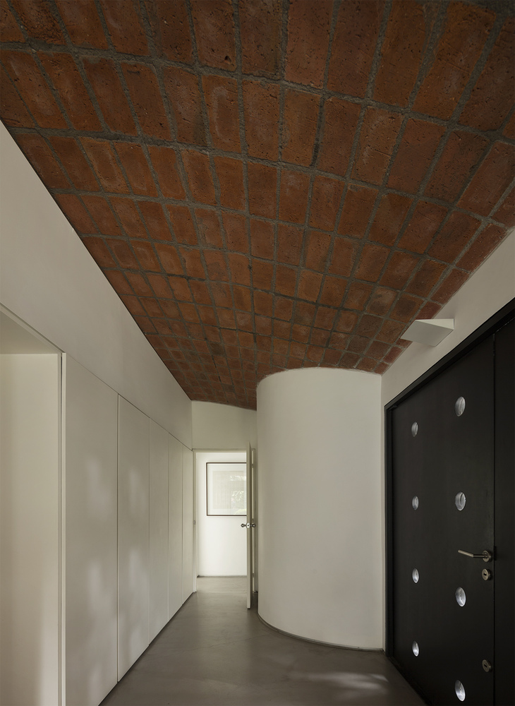 乌拉圭 HQ 住宅 | 带加泰罗尼亚穹顶的现代空间-22