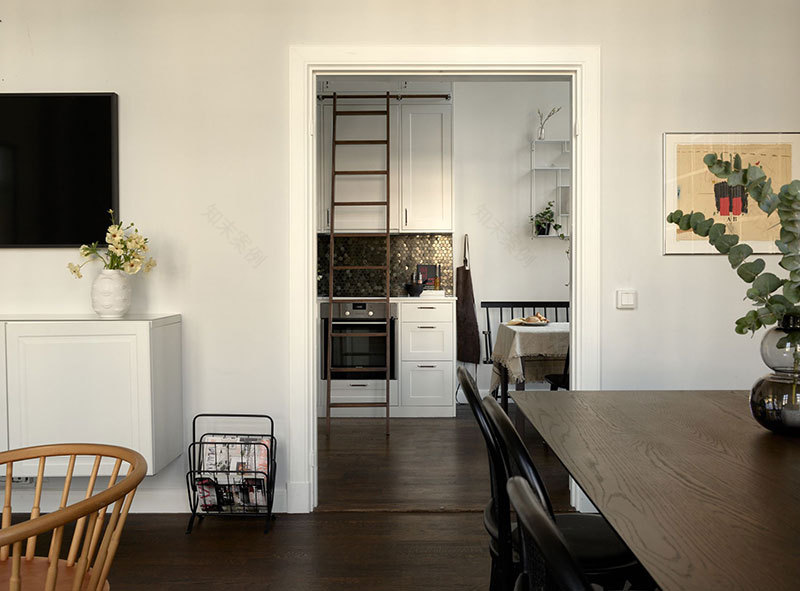 带有黑色家庭图书馆的斯堪的纳维亚式公寓(109 平方米)-10