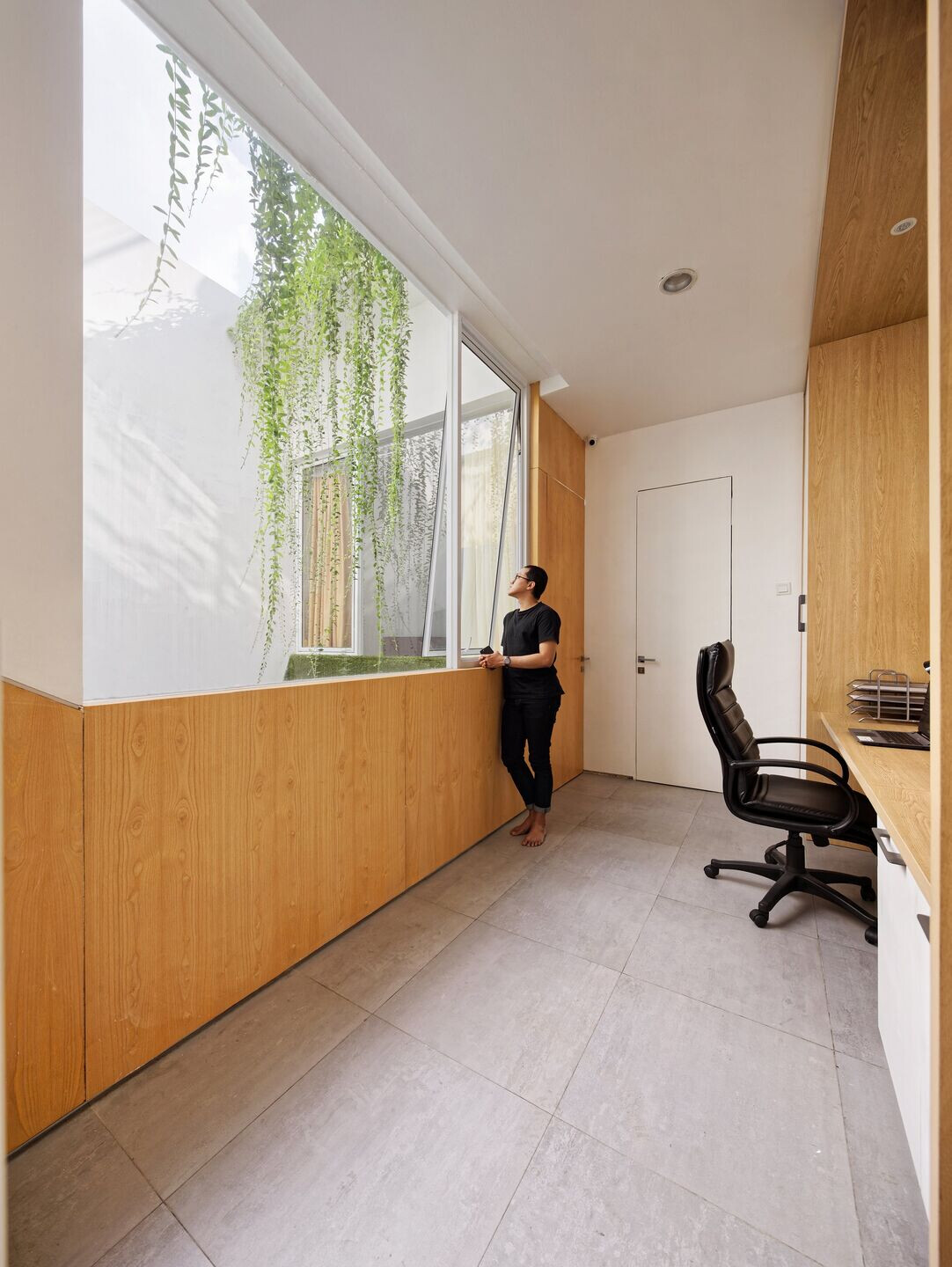 印尼狭地住宅，三角天花板创造宽敞空间-30