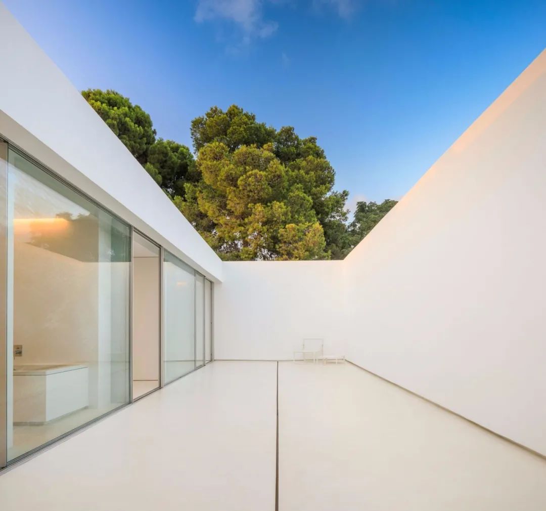 西班牙巴伦西亚“寂静之屋” | 半埋入式极简美学-22