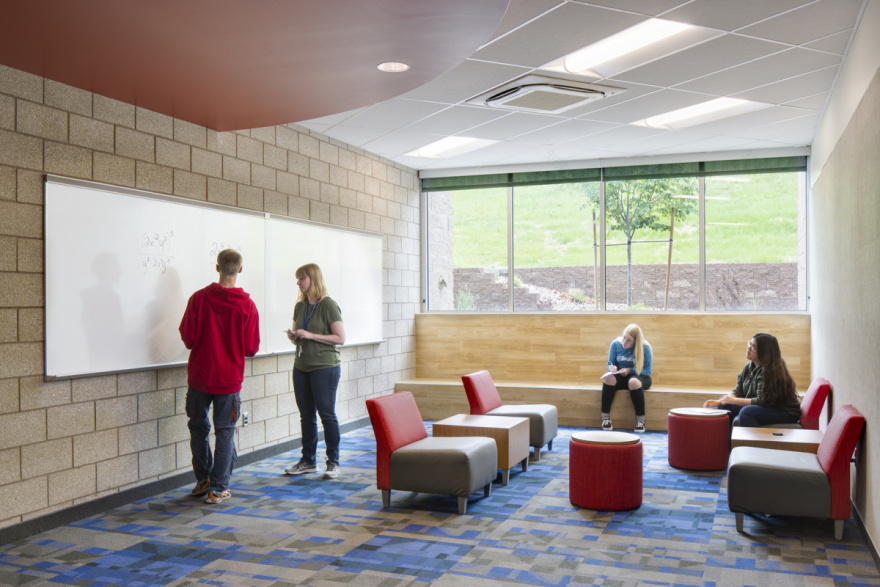 Mueller Park Junior High School 翻新升级,打造现代学习空间-13