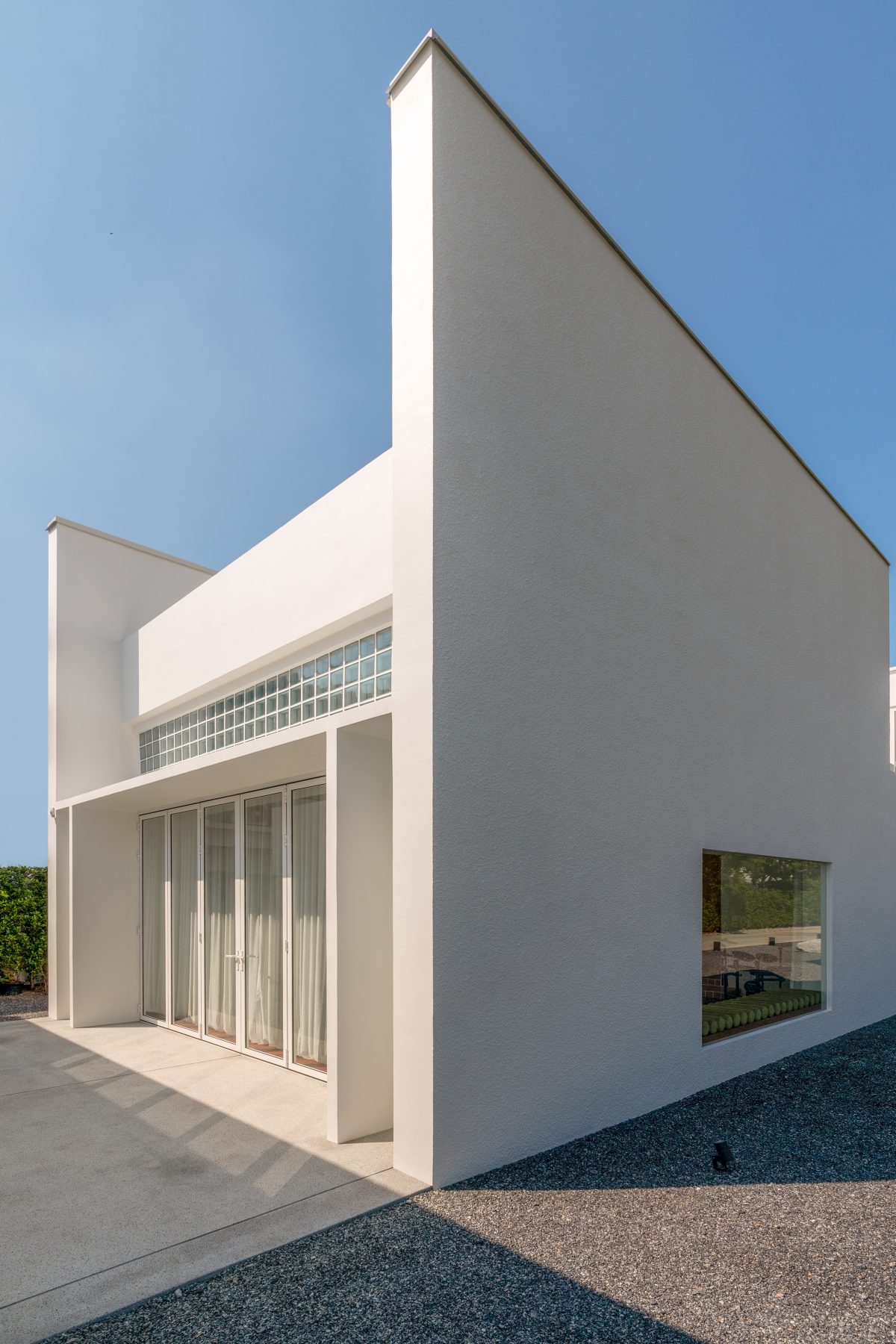 บ้านมินิมอล ของคู่รักนักออกแบบภายใต้กำแพงสีขาวสองผืน - room-18