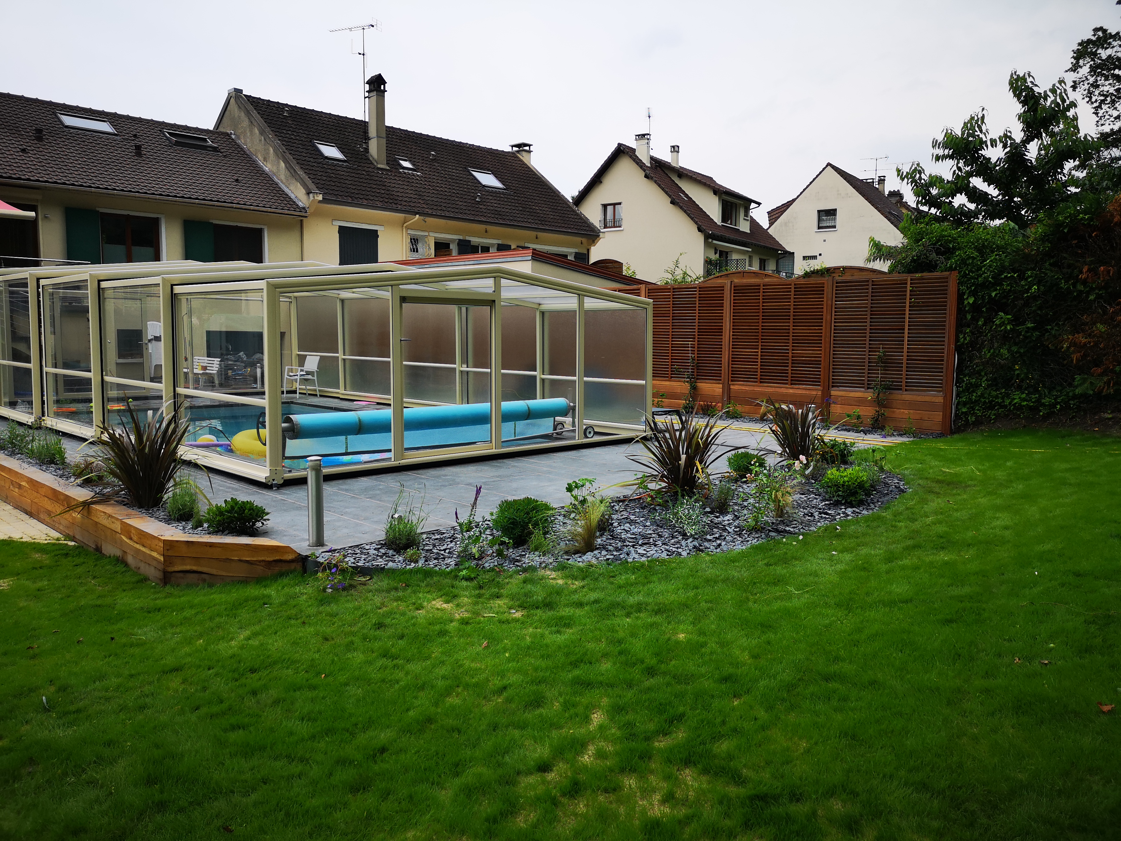 欧日河畔梅里花园设计及泳池边美观车道打造-1