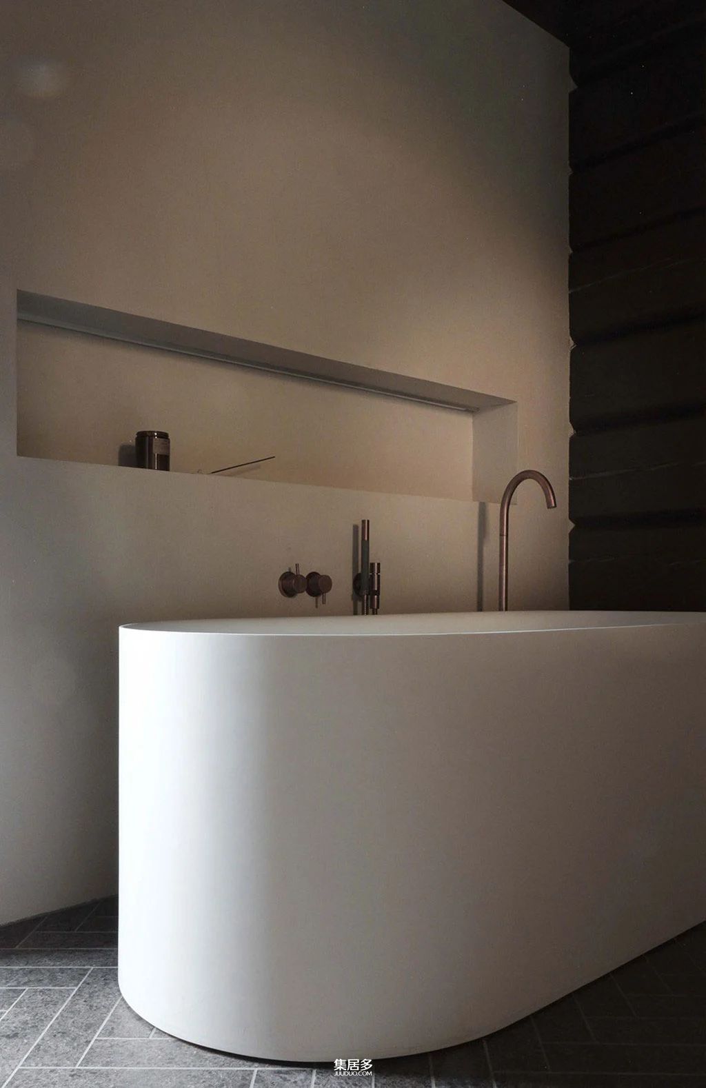 深色木材和浅色现代家具：挪威的山间小屋-11