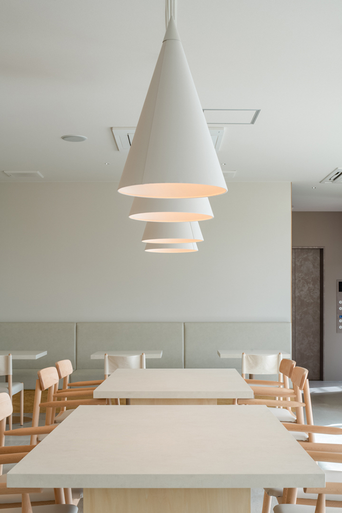 R之家

注释：La Maison常见意思是房子、住所等，这里根据语境可以宽泛理解为……之家 ，du是de和le的缩合形式，R可能是某个特定的名称、缩写等，在缺乏更多背景信息时，直接保留 丨日本爱知丨文本未提及-32