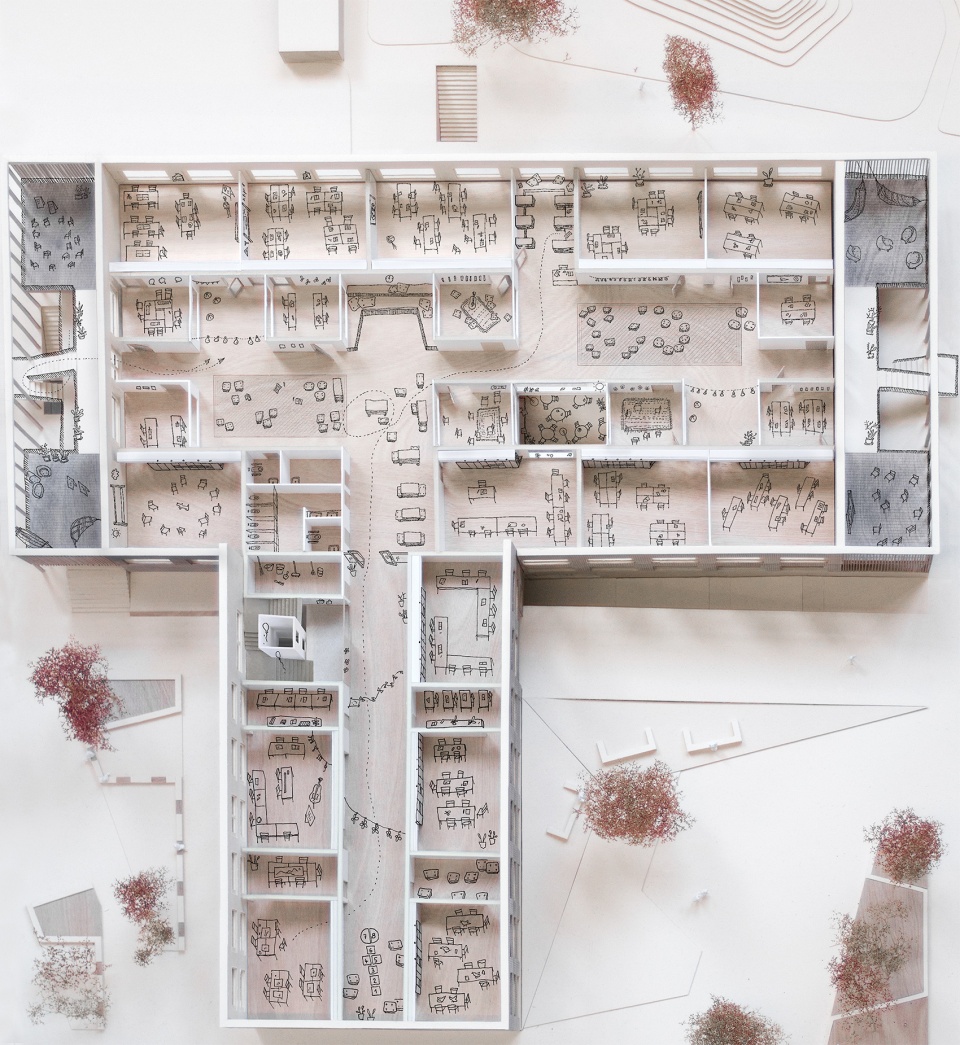 奥地利 Bütze Wolfurt 小学 · 木板条与锌钢构建的温馨学习空间-17