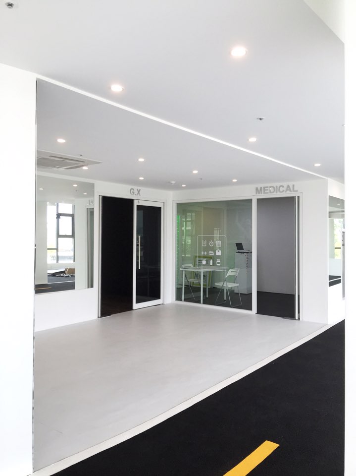 简约时尚的白钢健身房-16