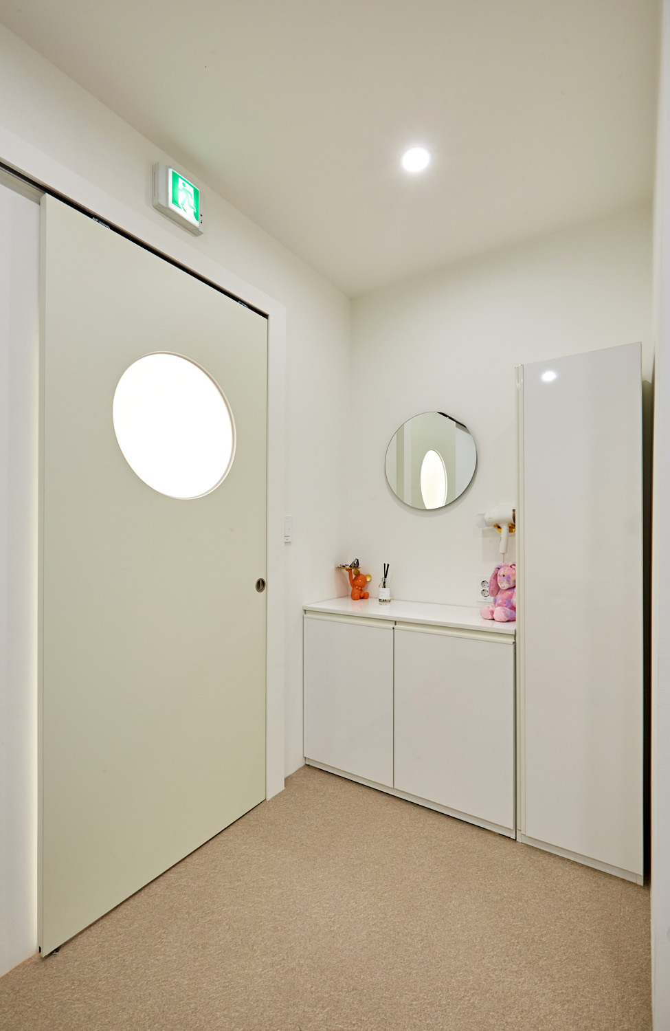 现代时尚的白色&木纹美妆店设计-12