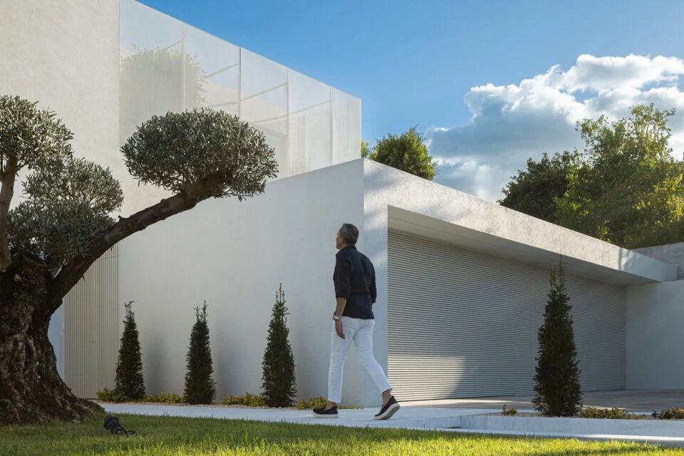 以自然采光与户外空间为核心   极简白色住宅  Arquitetura501-19