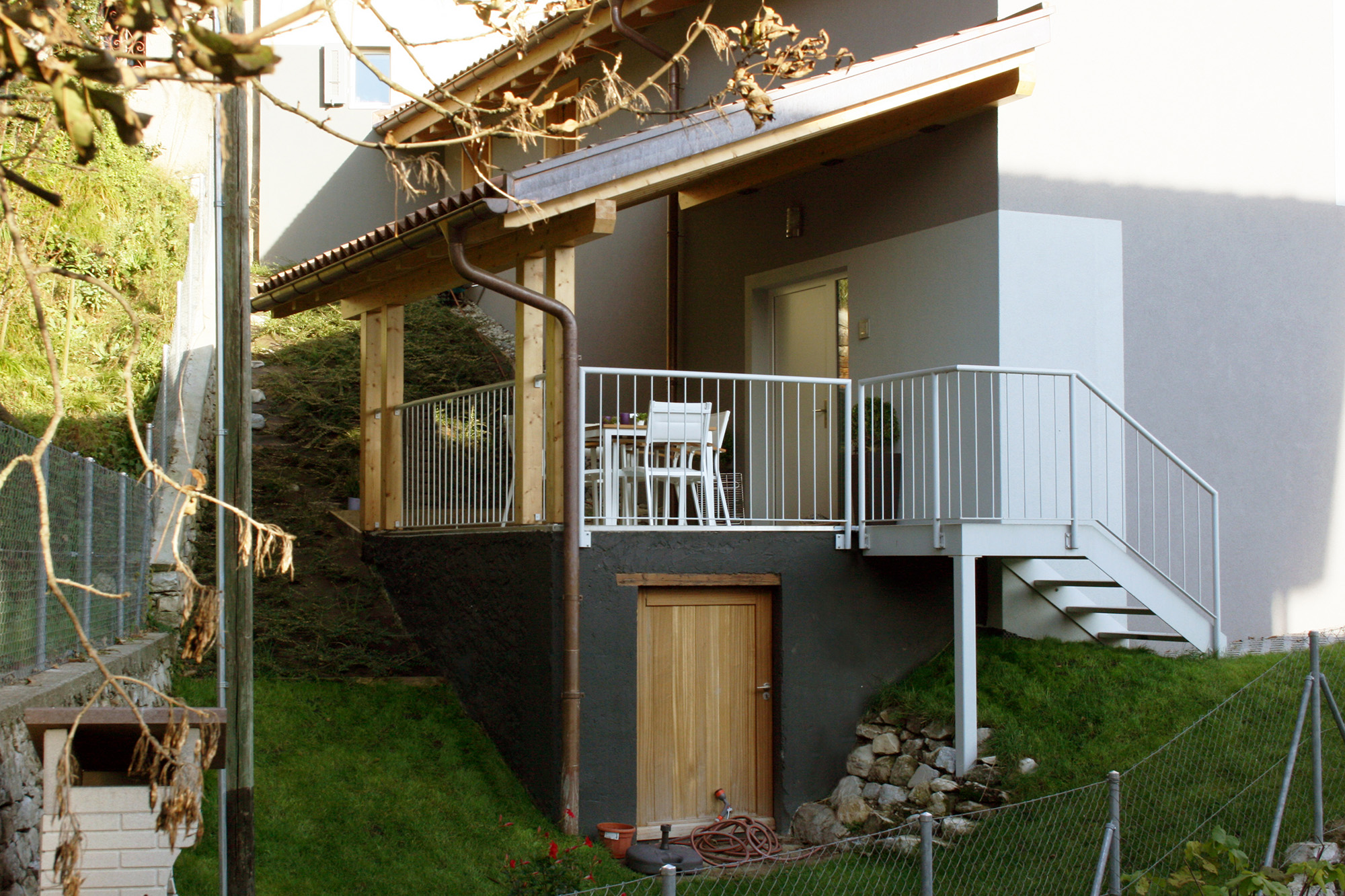 瑞士蒂奇诺州田园风光里的现代农舍改造-12