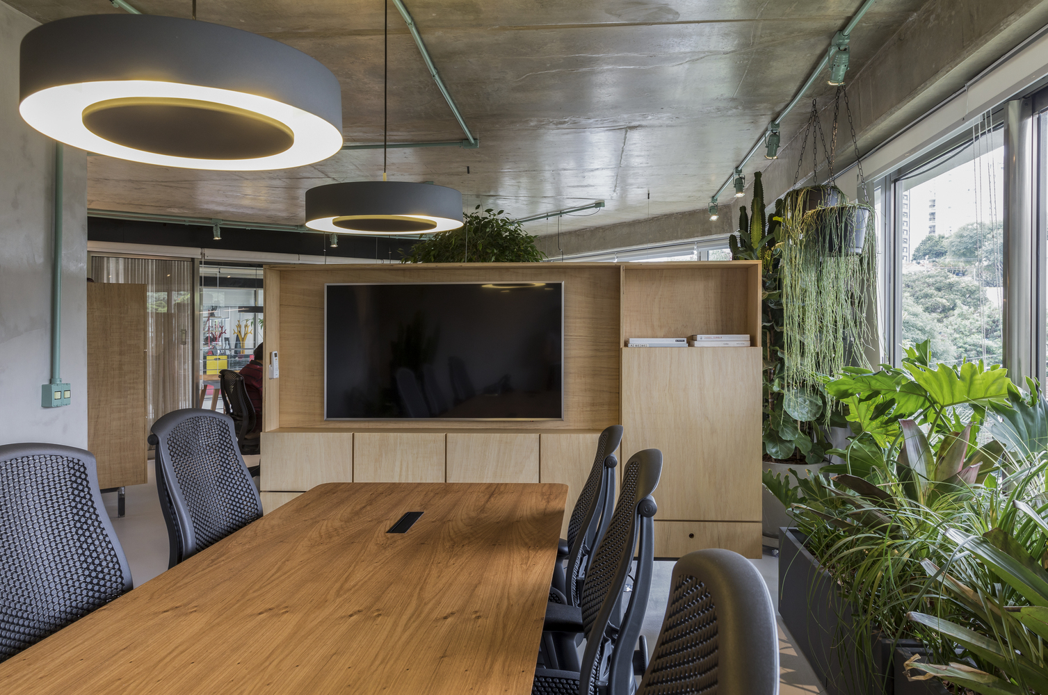巴西 Rizoma 品牌办公室的“都市丛林”设计-22