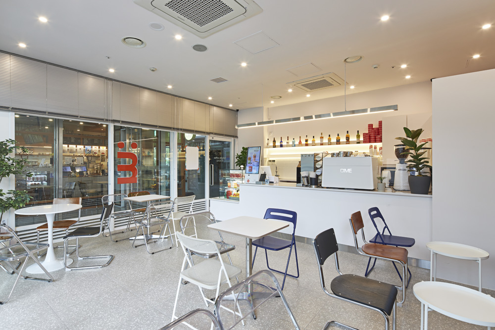 韩国 12 坪小咖啡厅的极简设计魅力-4