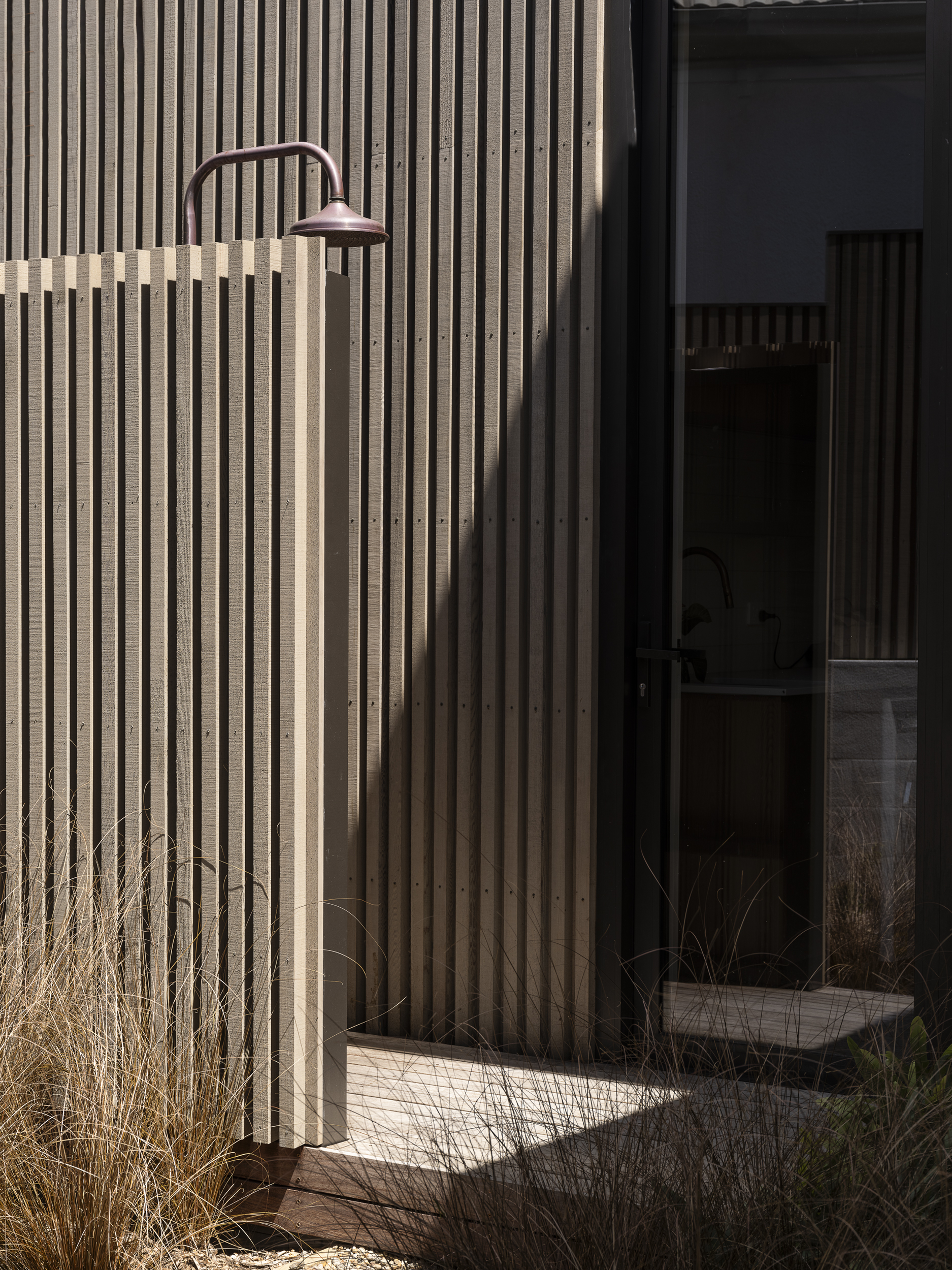 土屋；土房；地屋

注：Earth House常见有表示用泥土等建造的房屋这类意思，土屋土房较为契合生活中常见说法；地屋在一些特定语境下表达建在地面下或与土地紧密结合的房屋也合理，由于不清楚具体语境，难以给出绝对唯一准确翻译，如果有更详细语境信息，烦请提供 丨新西兰奥克兰丨Adele McNab Architects-20