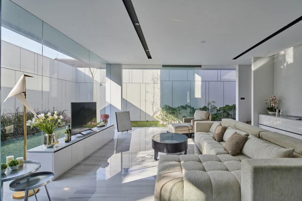 印尼白色简约住宅设计-18