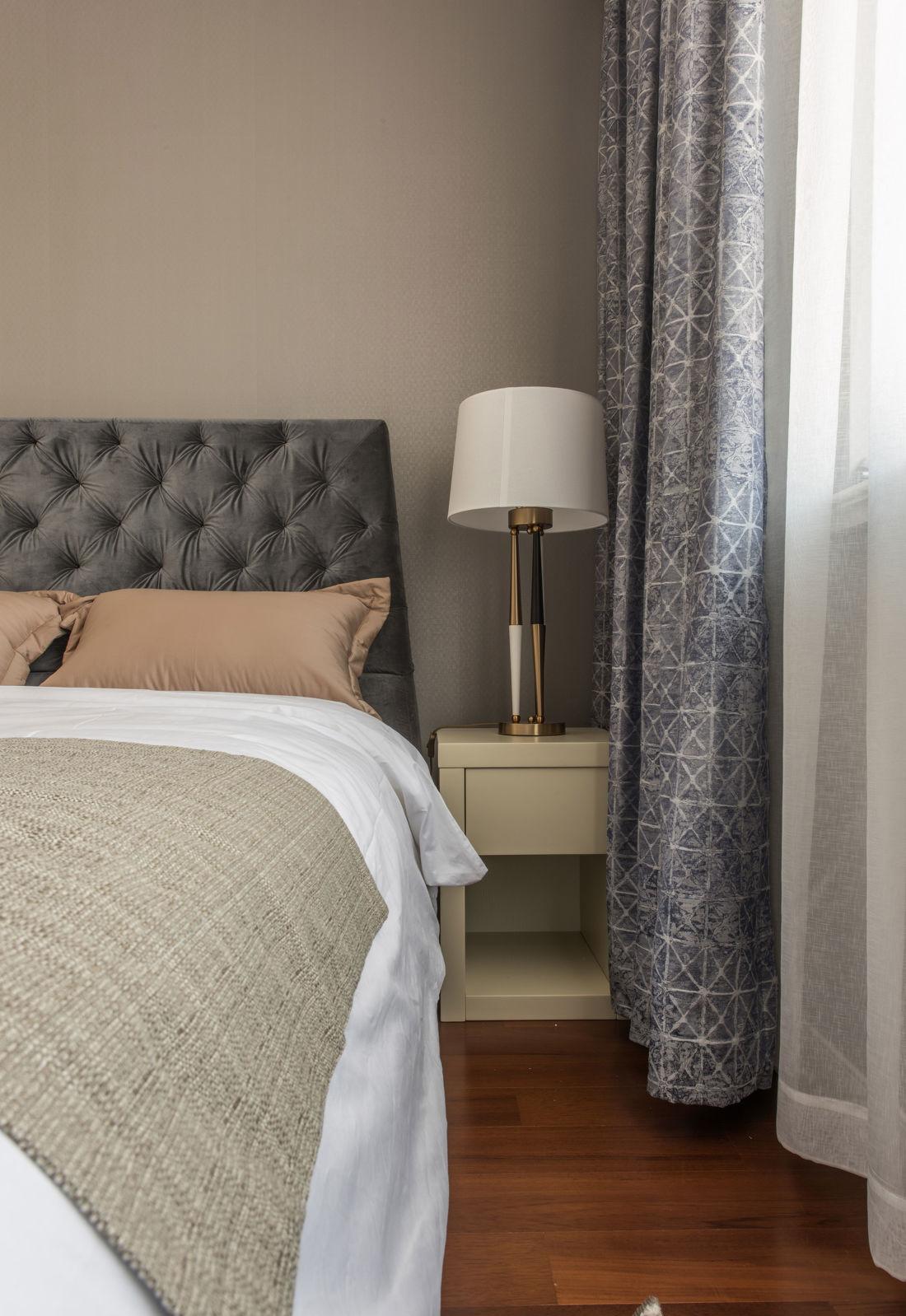 暖色调中海城市广场，金属与岩板的温馨空间-17