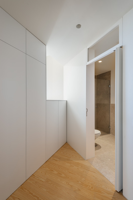 葡萄牙里斯本百年建筑翻新变身时尚住宅-24