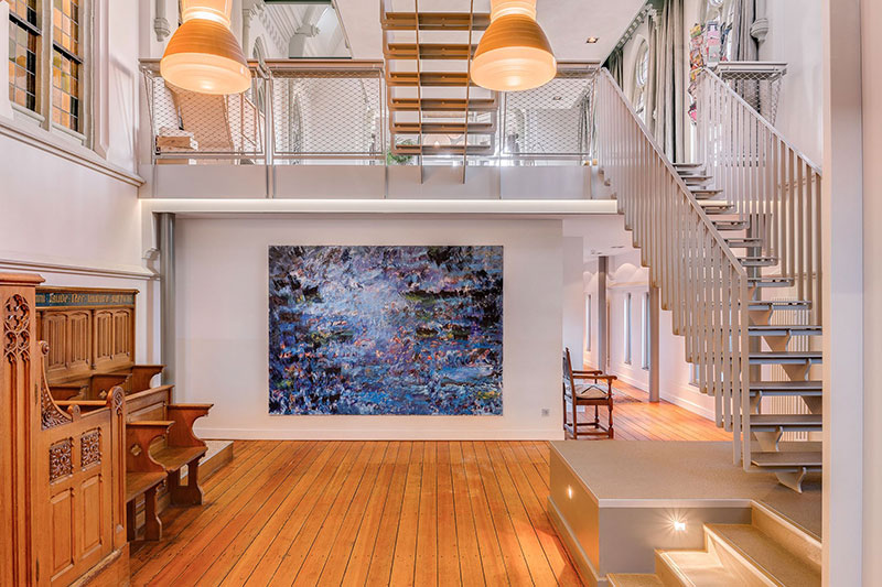 百年教堂变私人住宅，彩色玻璃与圣像的奇幻世界-23