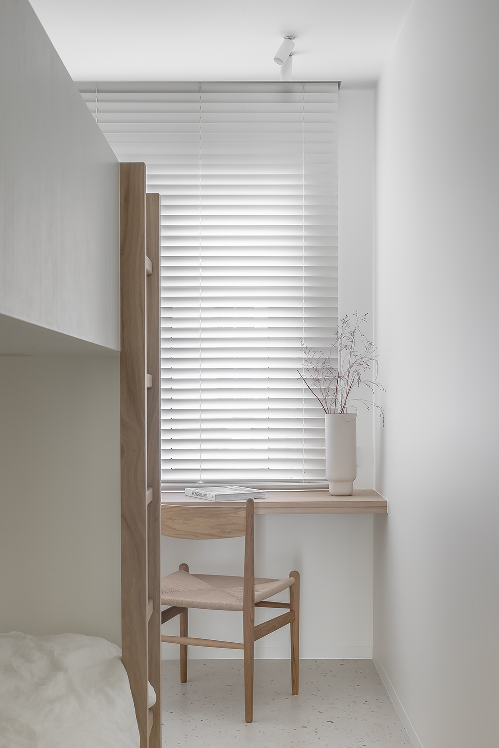 现代原木极简风的居住空间-22