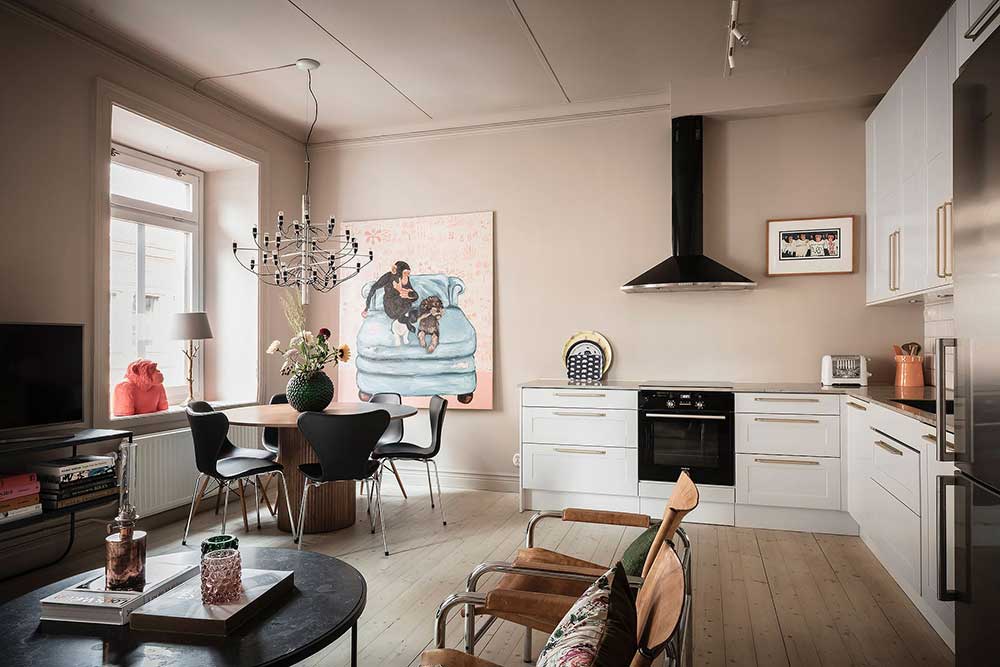 瑞典 48 平米趣味公寓 | 暖色调与幽默壁画完美结合-5