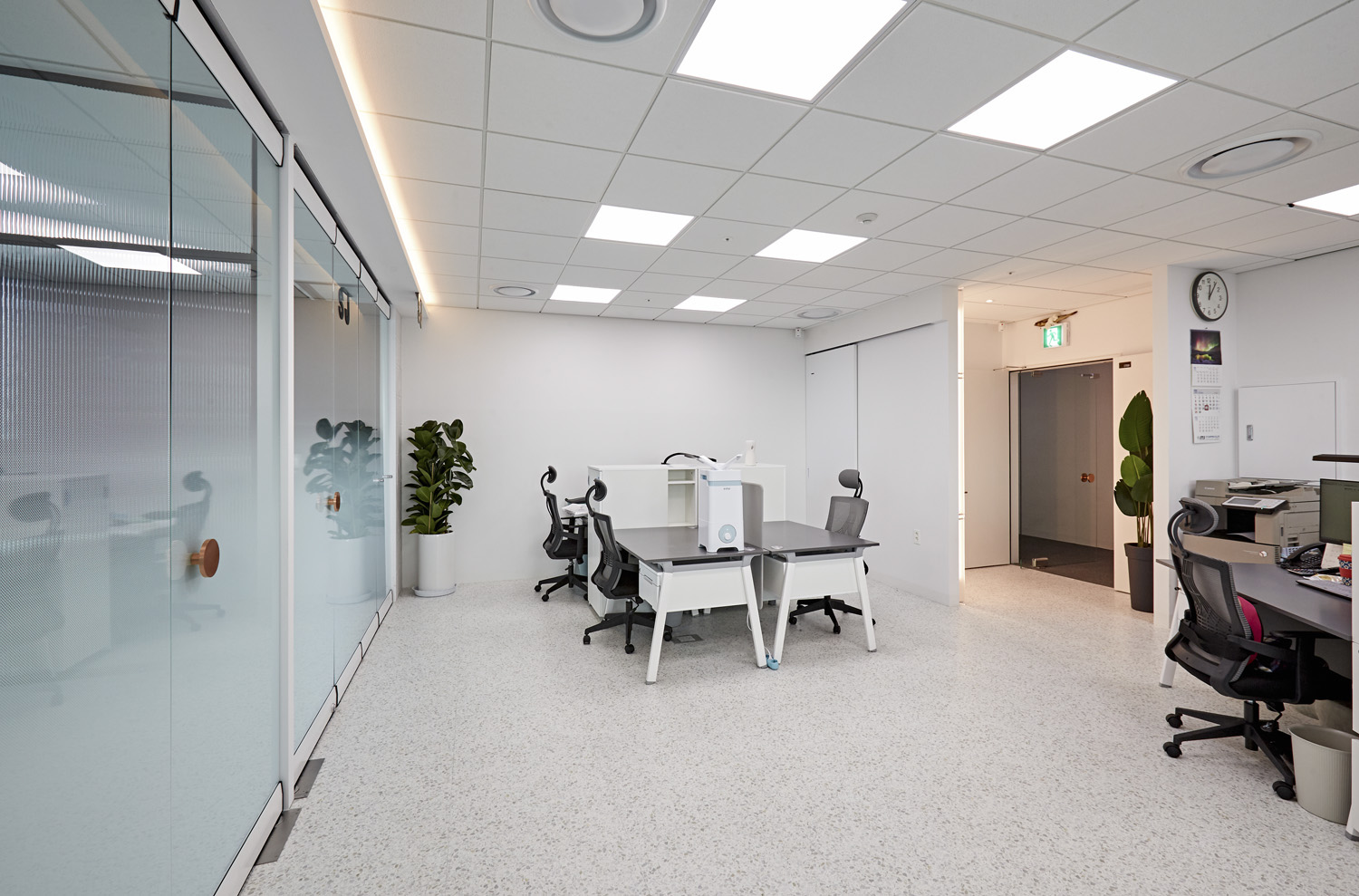 "34 平米水族公司办公室，极简舒适的室内设计"-3