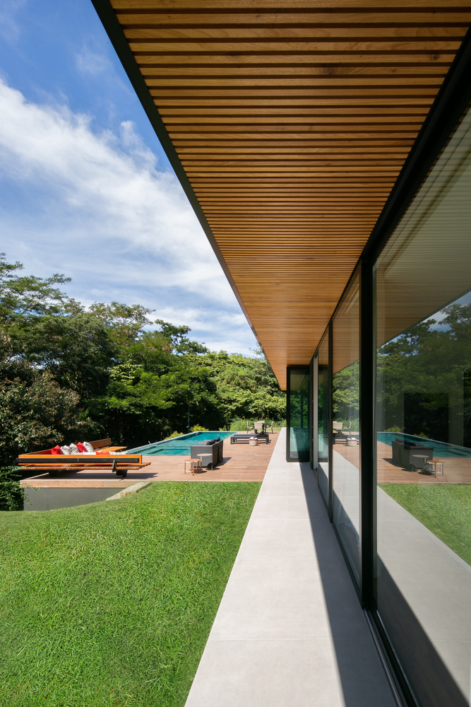 融入自然的现代绿意住宅丨巴西圣保罗丨Belluzzo Martinhao Arquitetos-33