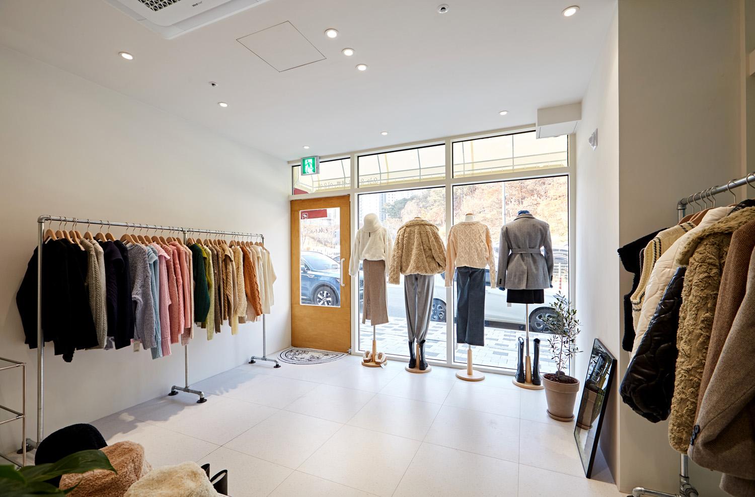 温馨 12 平女性服饰店，诠释白色与木纹之美-11