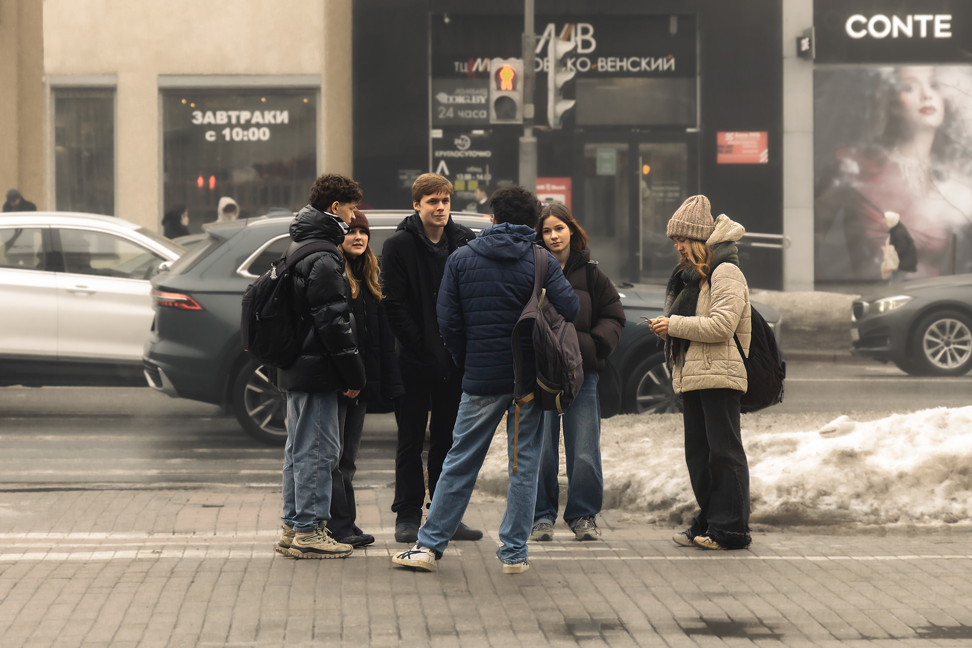 Возле пешеходного перехода. Near a pedestrian crossing.-3