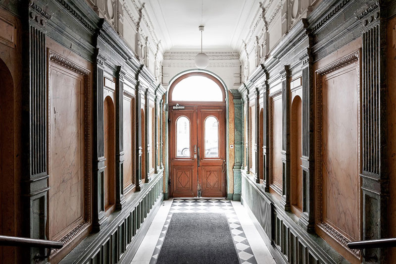 瑞典 35 平米砖墙阁楼公寓，原木梁与玻璃 partition 打造别致空间-21